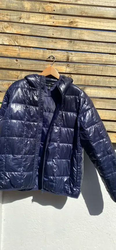 Chaqueta acolchada azul con capucha - miniatura 1