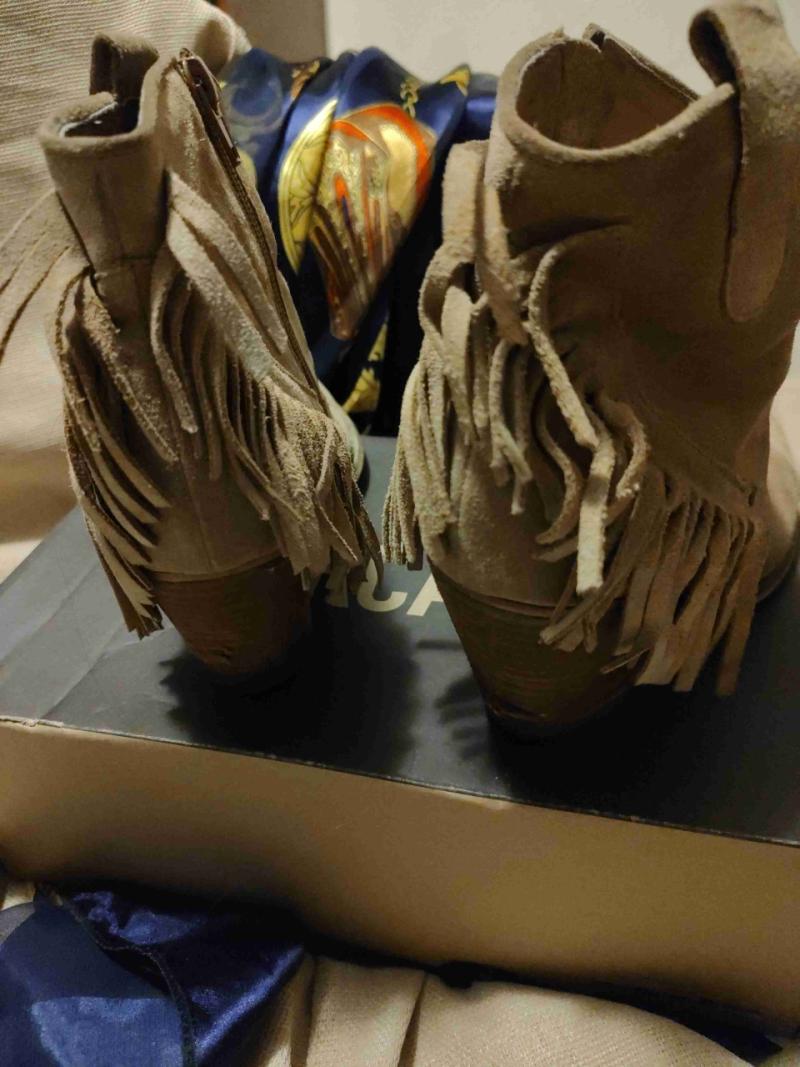 Botines de gamuza beige con flecos - 4