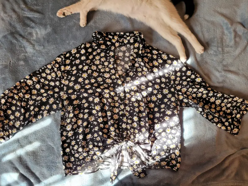 Blusa de flores negras y blancas