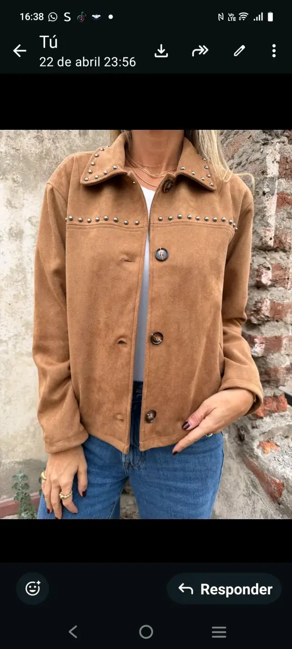 Chaqueta café con tachas