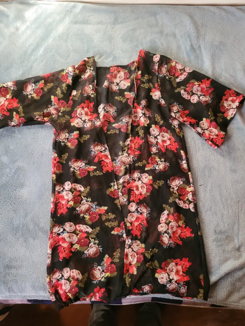 Kimono floral negro con rosas