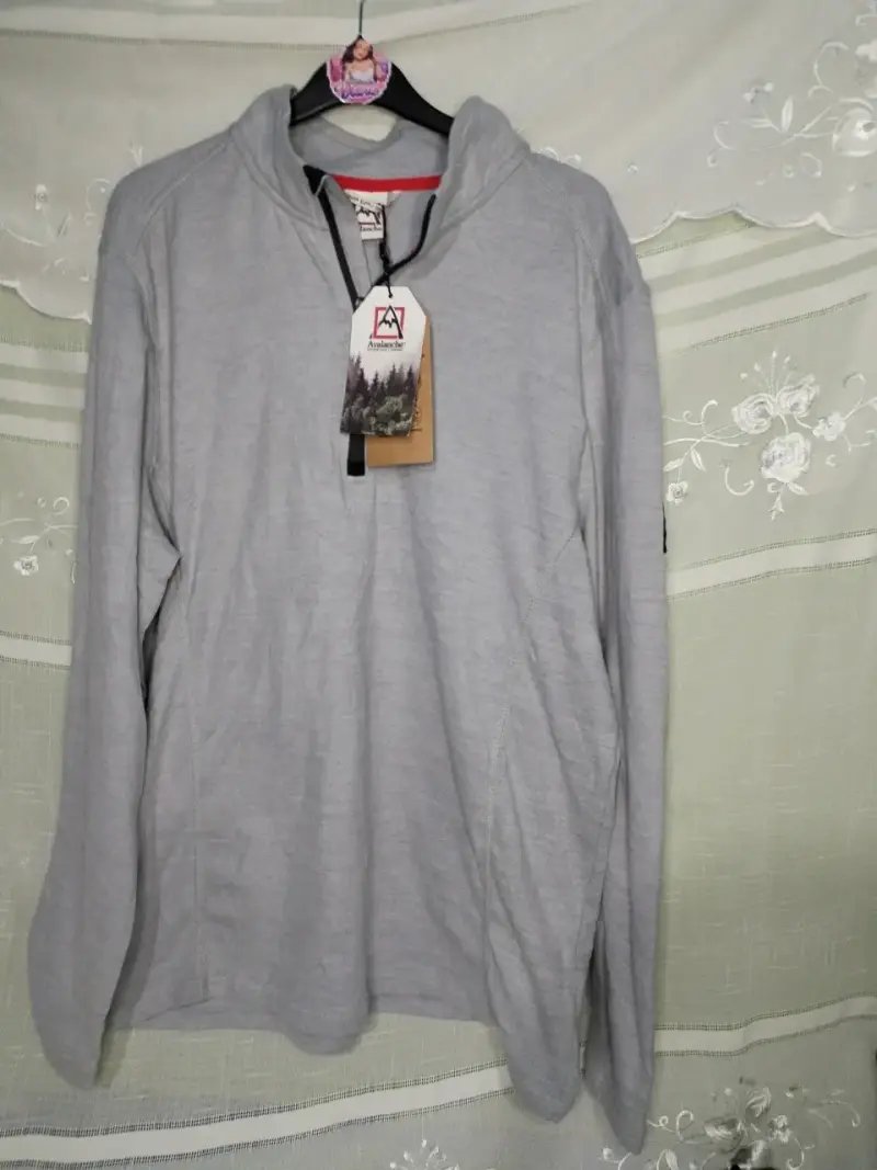Polerón gris con etiqueta