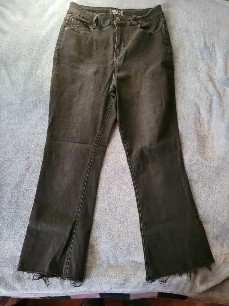 Jeans oscuros acampanados