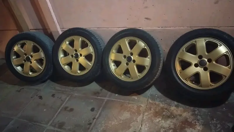 Juego de llantas doradas
