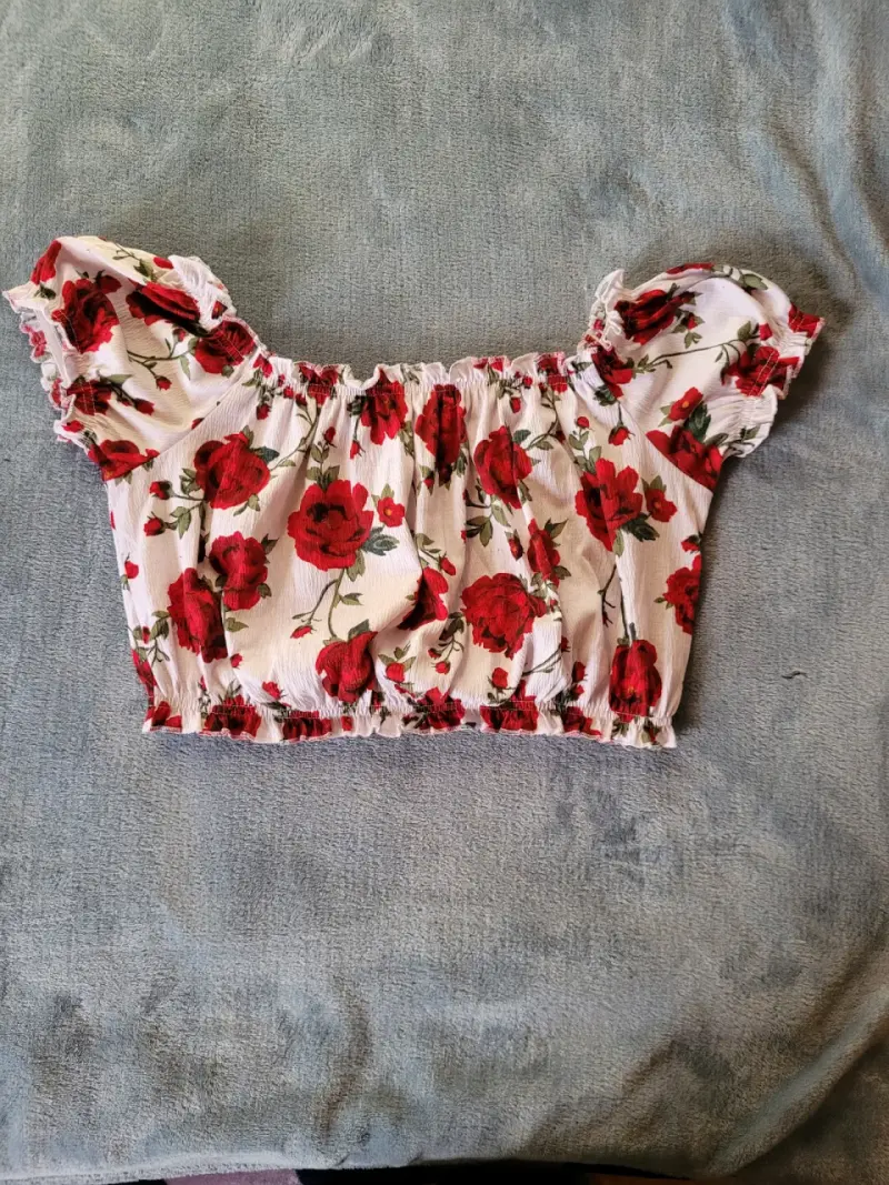Top corto con estampado floral