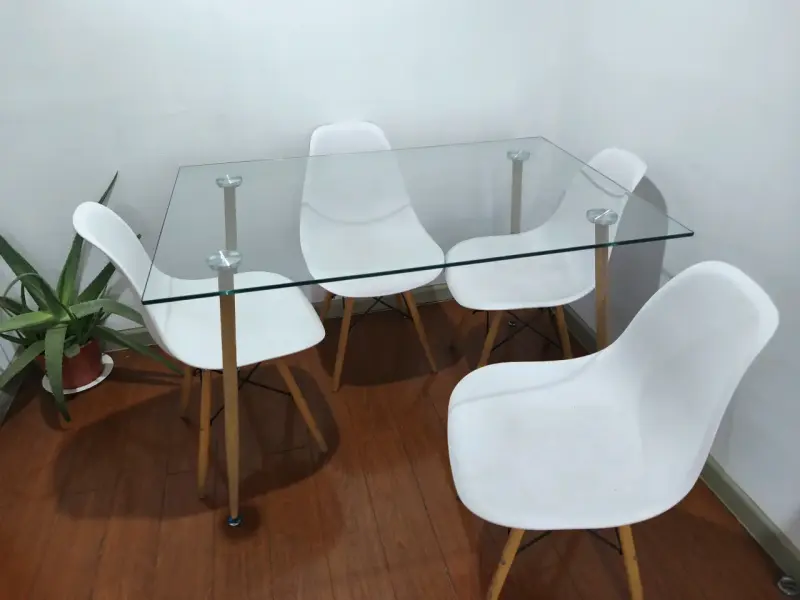 Juego de comedor vidrio y sillas blancas