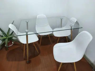Juego de comedor vidrio y sillas blancas - miniatura 1
