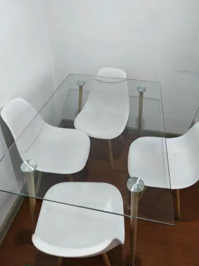 Juego de comedor vidrio y sillas blancas - miniatura 2