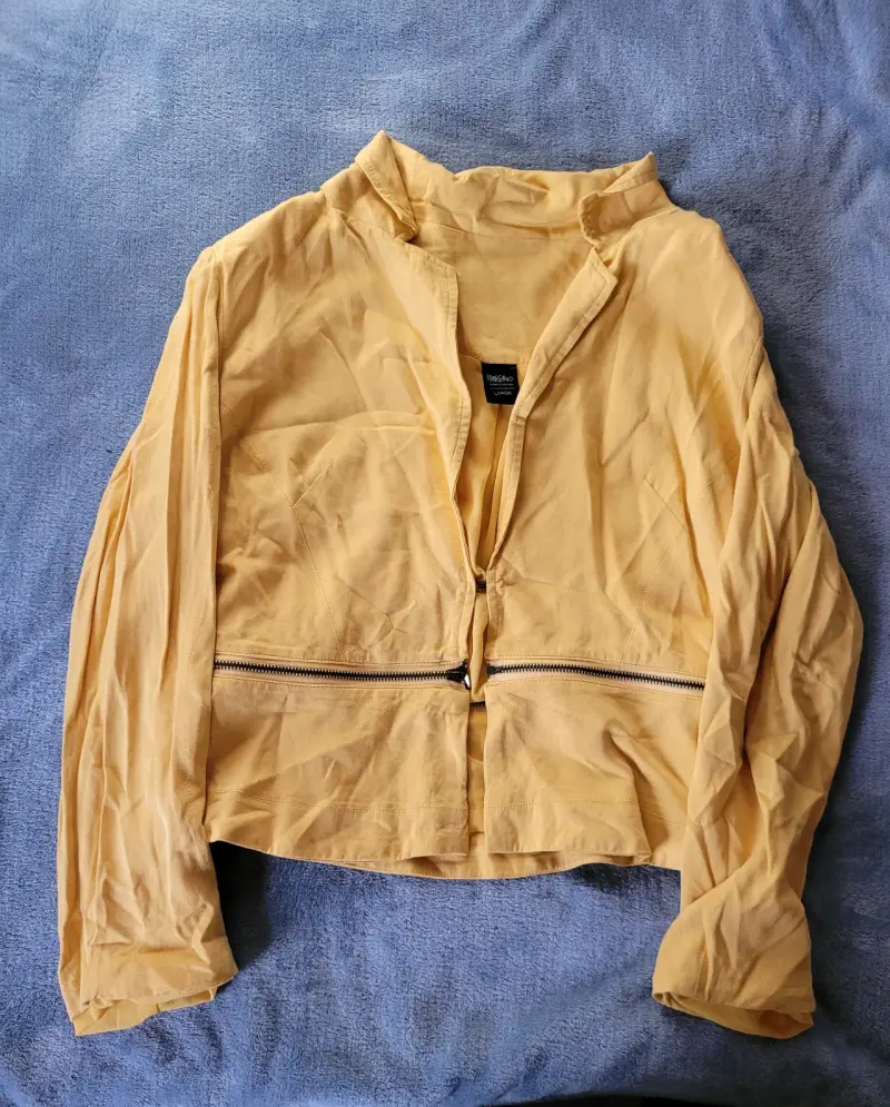 Chaqueta amarilla ligera