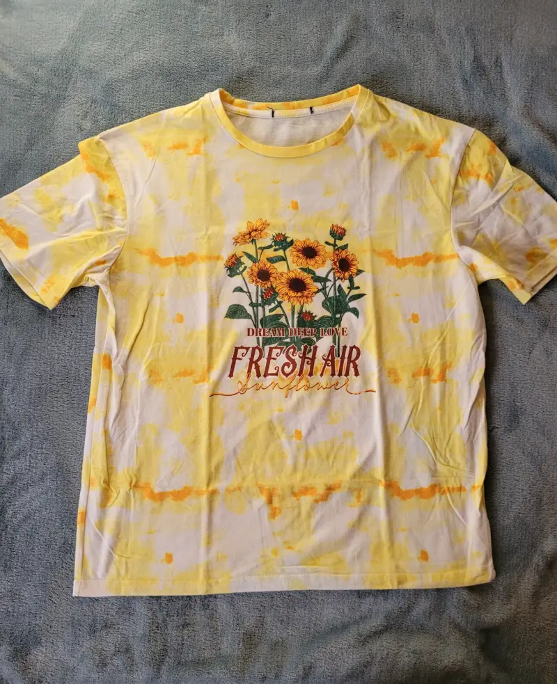 Polera amarilla estampada