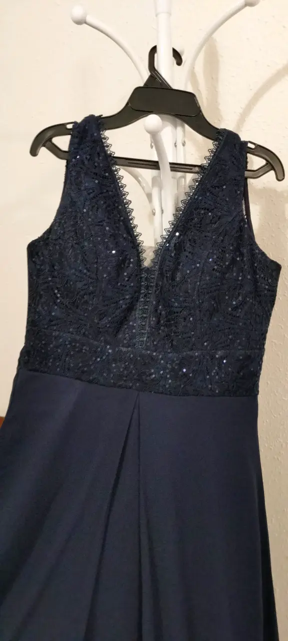Vestido azul con encaje brillante