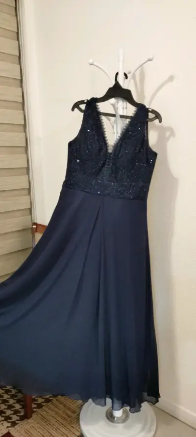 Vestido azul con encaje brillante - miniatura 2