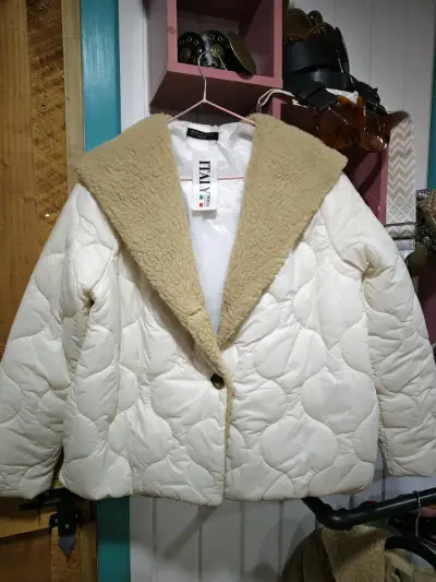 Chaqueta acolchada beige y crudo. - miniatura 1