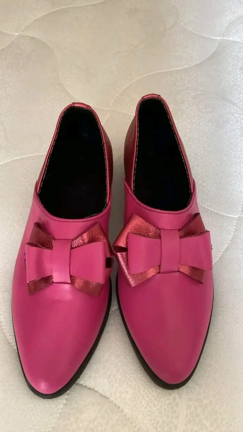 Zapatos rosados de cuero con lazo