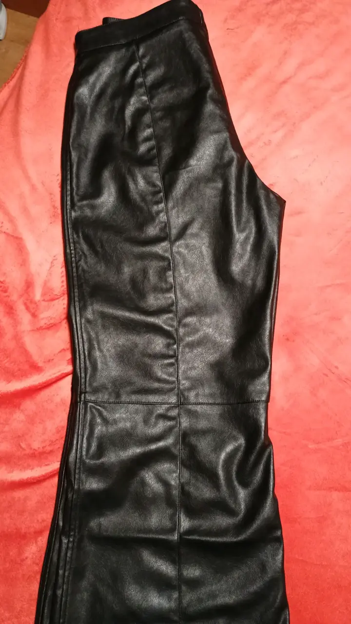 Pantalón negro de cuero sintético y otros - 1