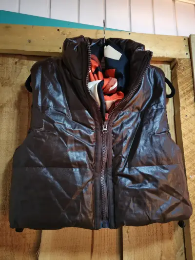 Chaleco puffer marrón y negro  sin mangas - miniatura 1