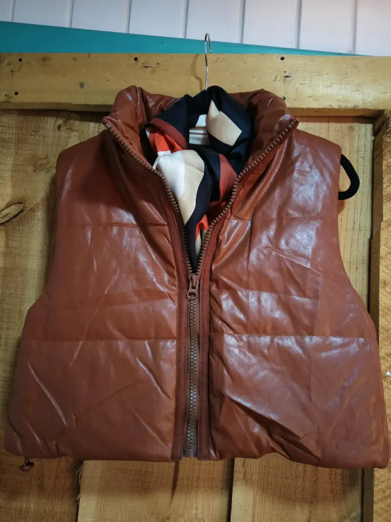 Chaleco puffer marrón y negro  sin mangas - 2