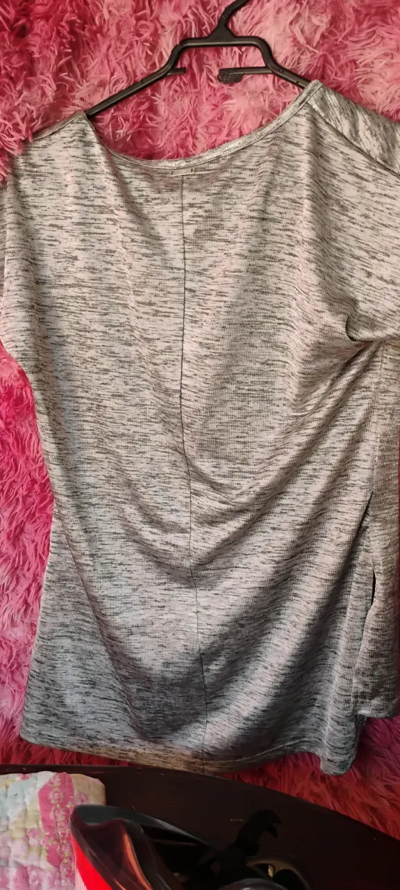 Polera gris con texto ash - 3