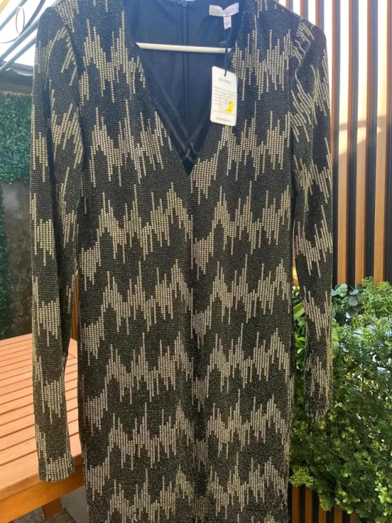 Vestido negro con estampado dorado