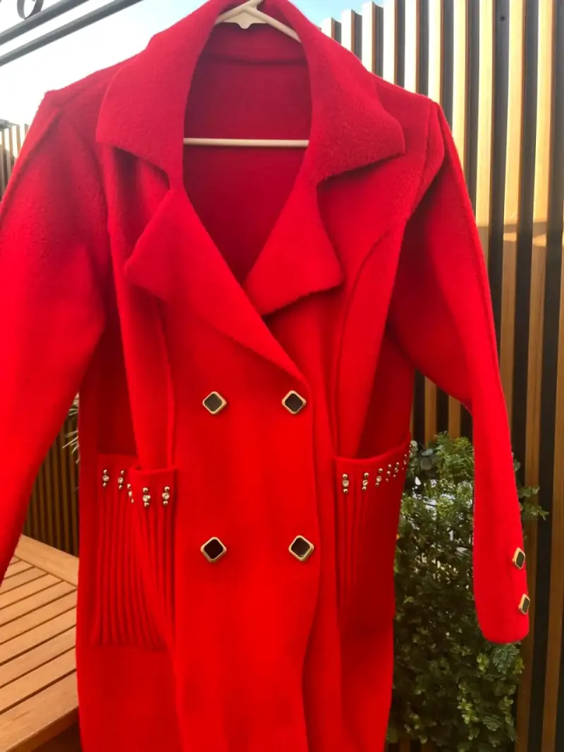 Abrigo rojo elegante