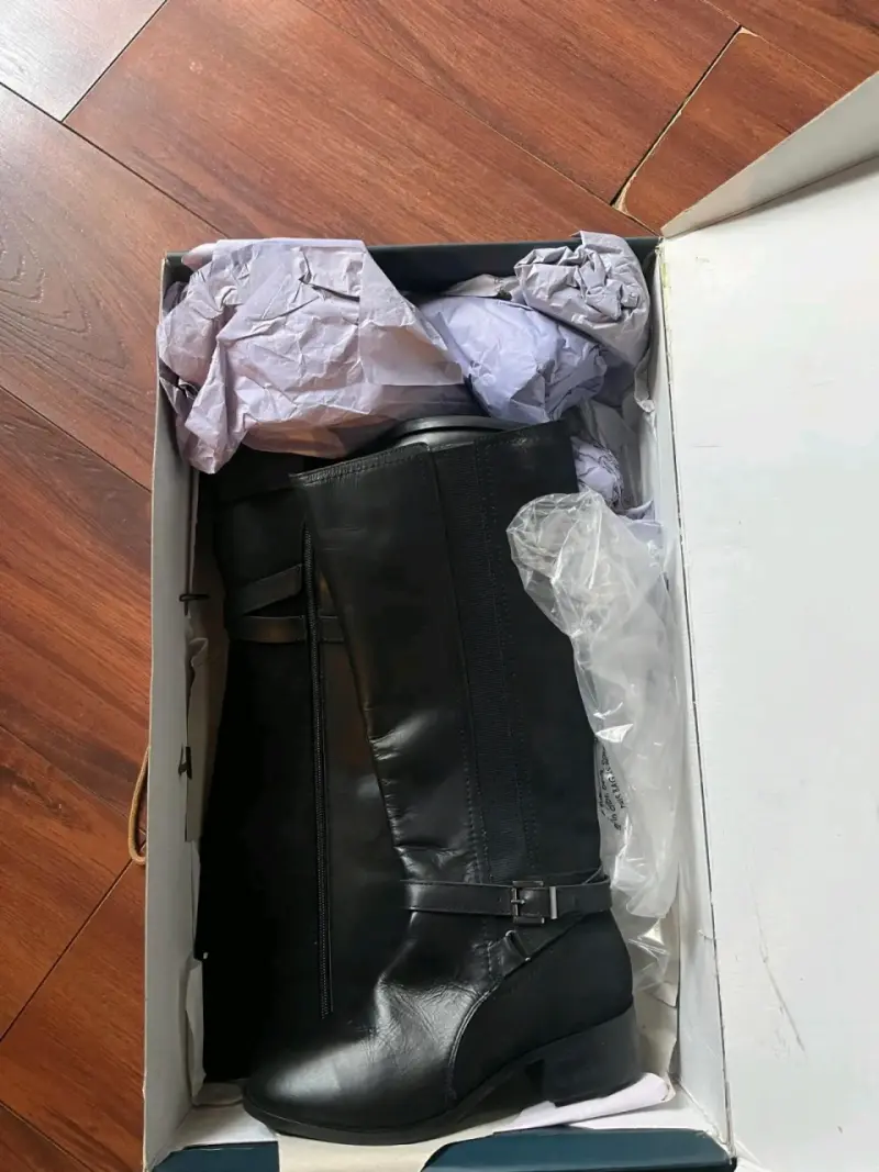 Botas negras de cuero nuevas - 1