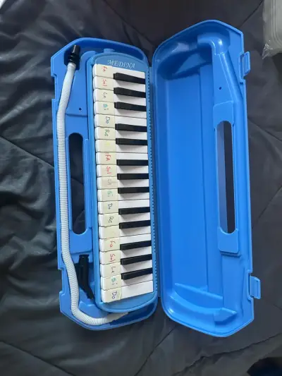 Melódica con estuche azul - miniatura 1