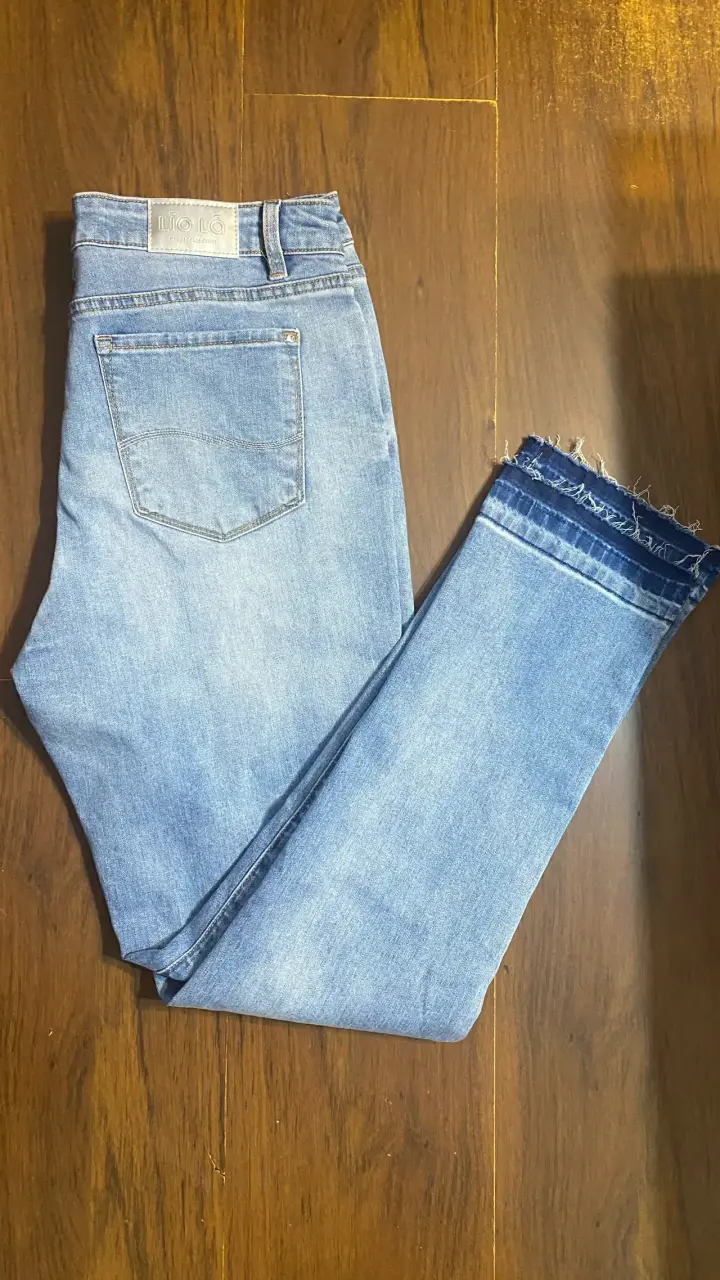 Jeans celestes con deshilachado