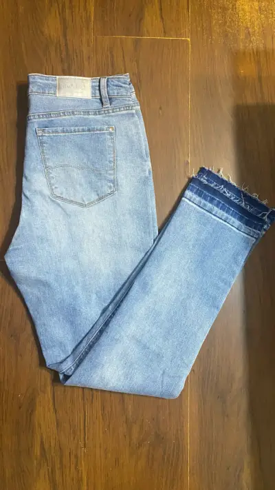 Jeans celestes con deshilachado - miniatura 1