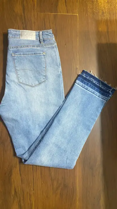 Jeans celestes con deshilachado - miniatura 3