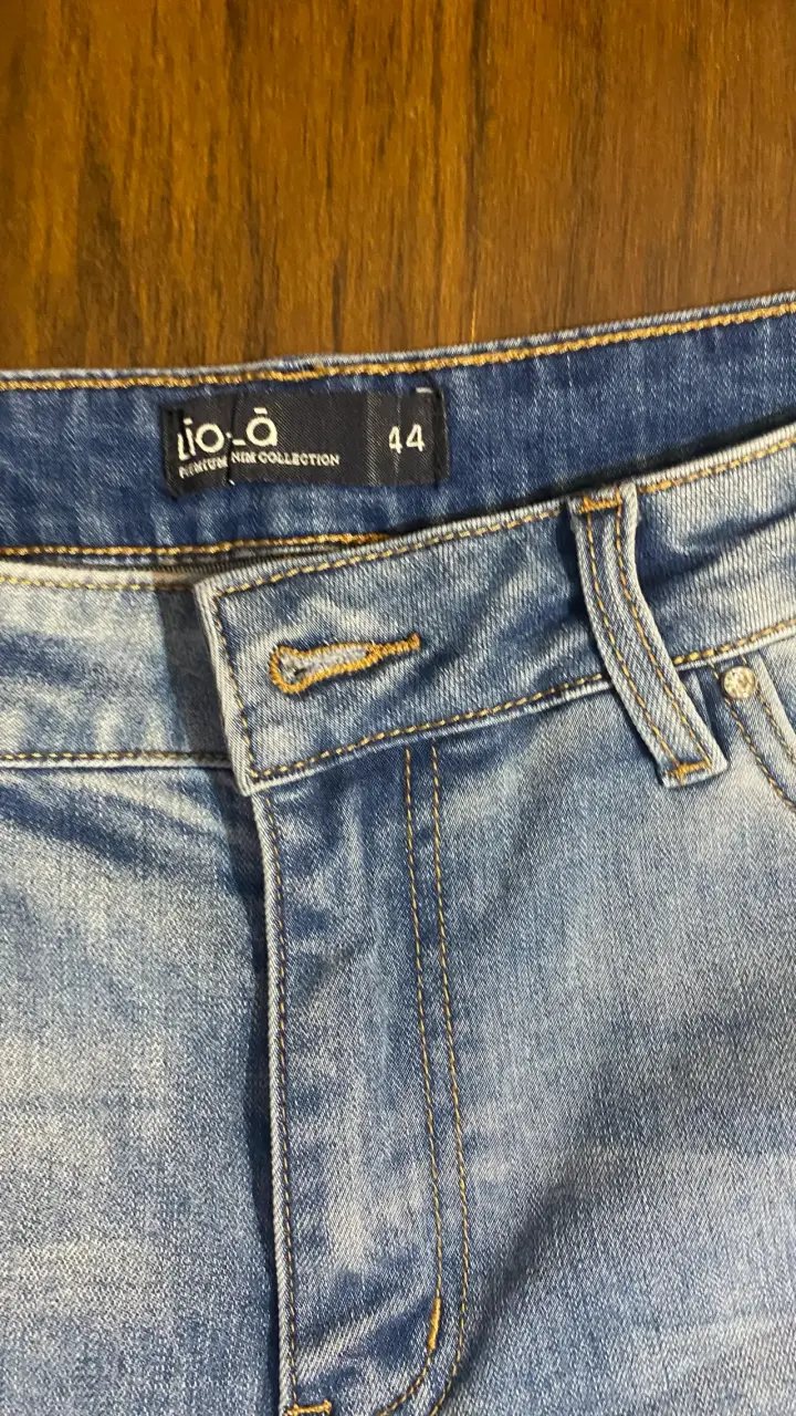 Jeans celestes con deshilachado - 4