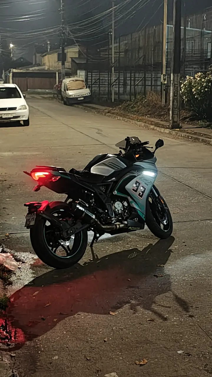 Moto deportiva negra y azul