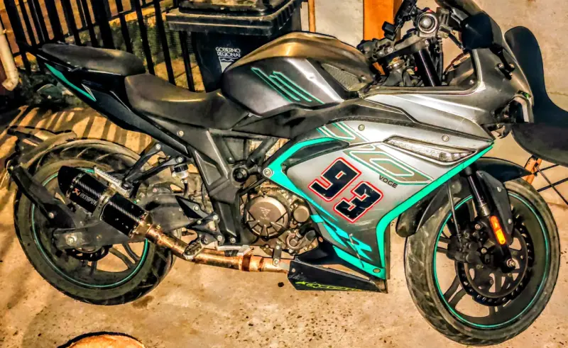 Moto deportiva negra y azul - 2