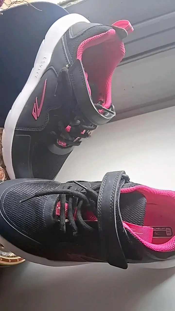 Zapatillas deportivas negras y rosadas