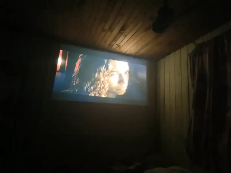 Proyector de pared en uso