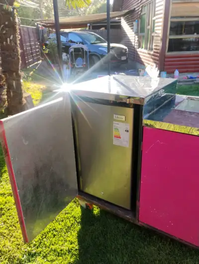 Carro de comida con frigobar - miniatura 1