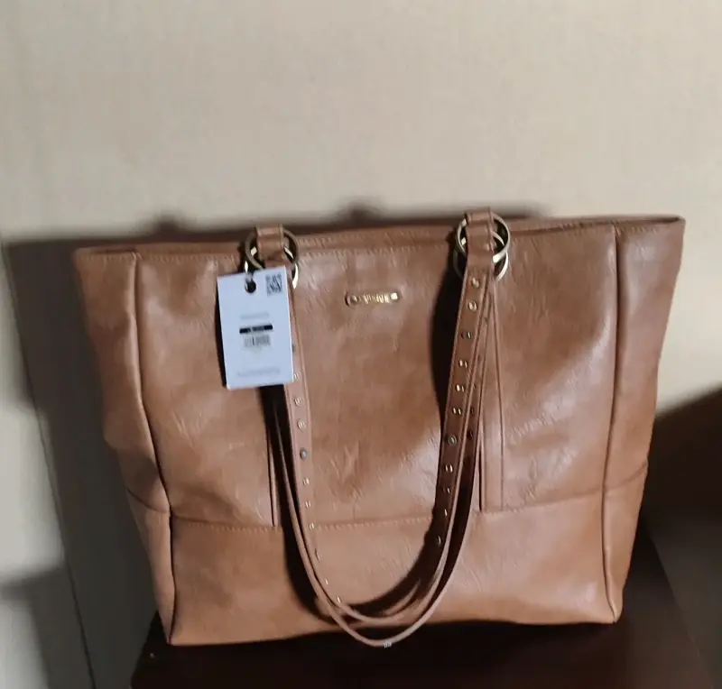 Cartera marrón con etiqueta