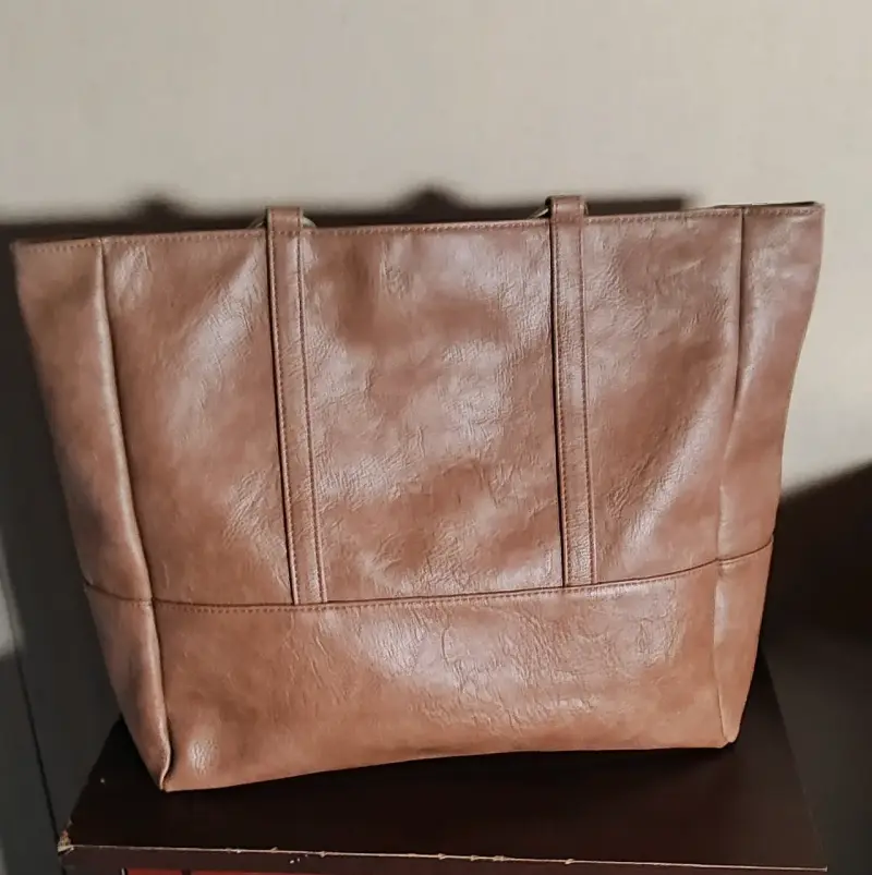 Cartera marrón con etiqueta - 2