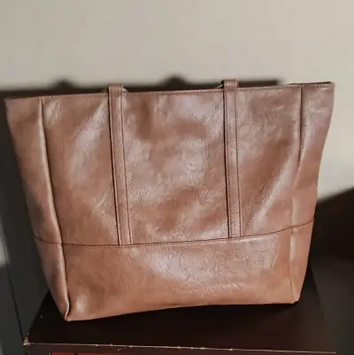Cartera marrón con etiqueta - miniatura 2