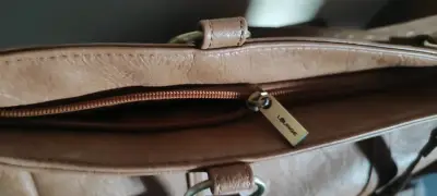 Cartera marrón con etiqueta - miniatura 3