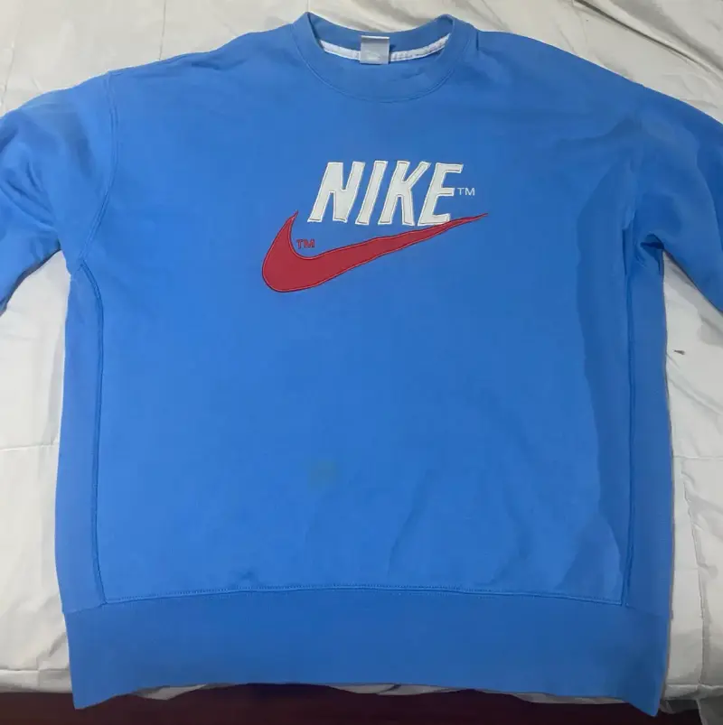 Polerón Nike azul con logo rojo