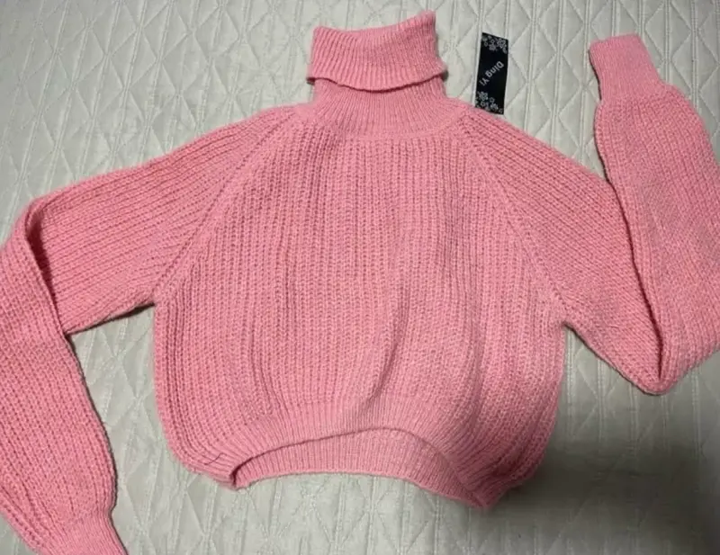 Suéter rosado de cuello alto