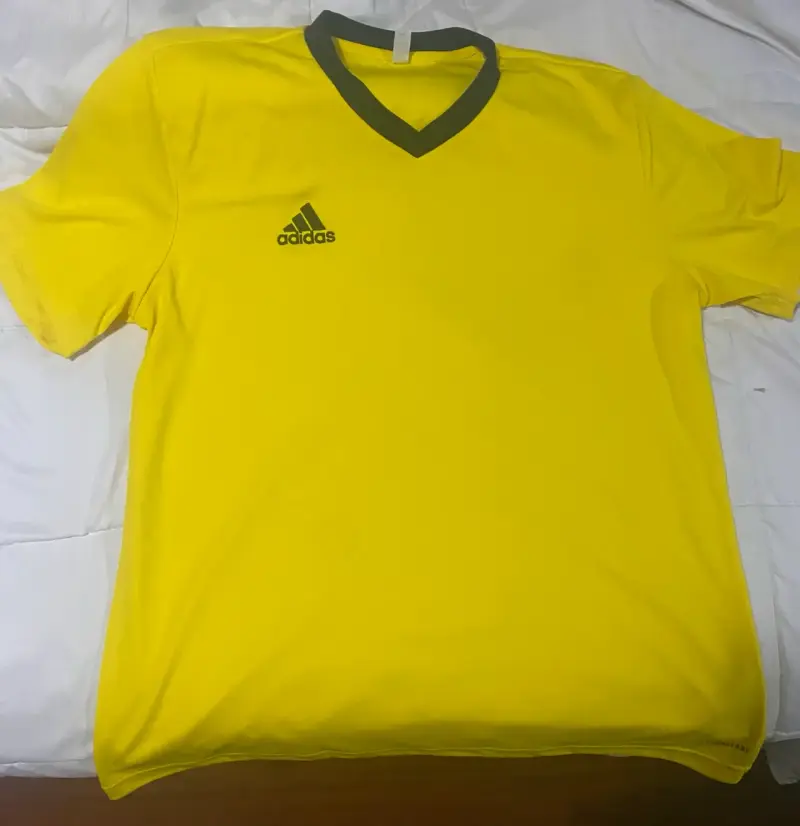 Polera amarilla Adidas deportiva