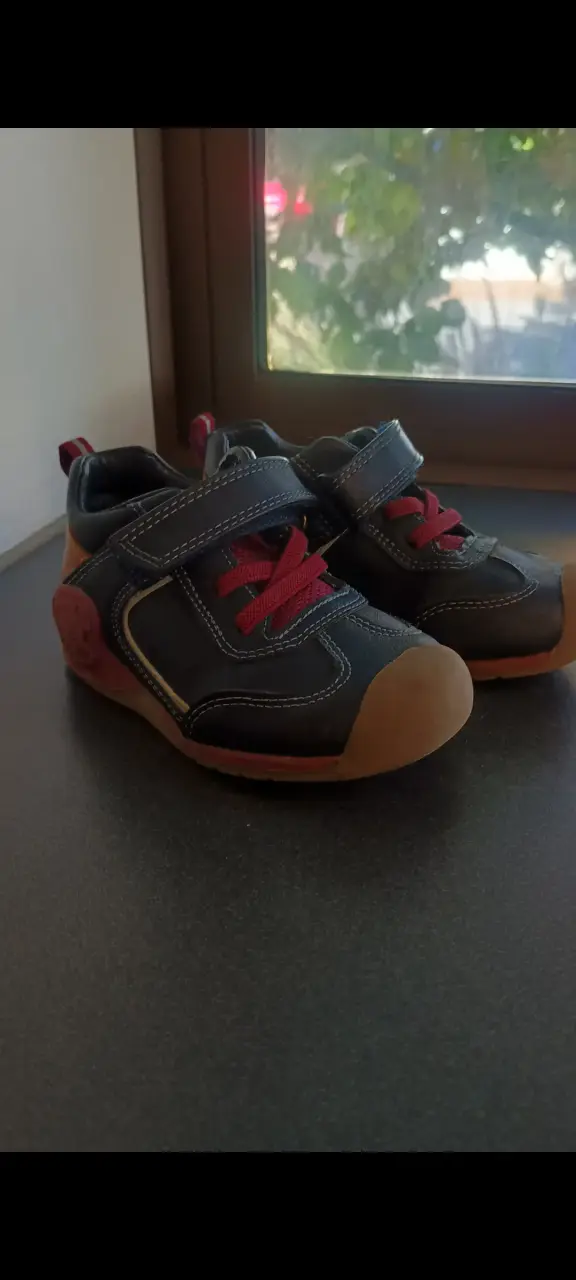 Zapatillas infantiles negras pillin número 23