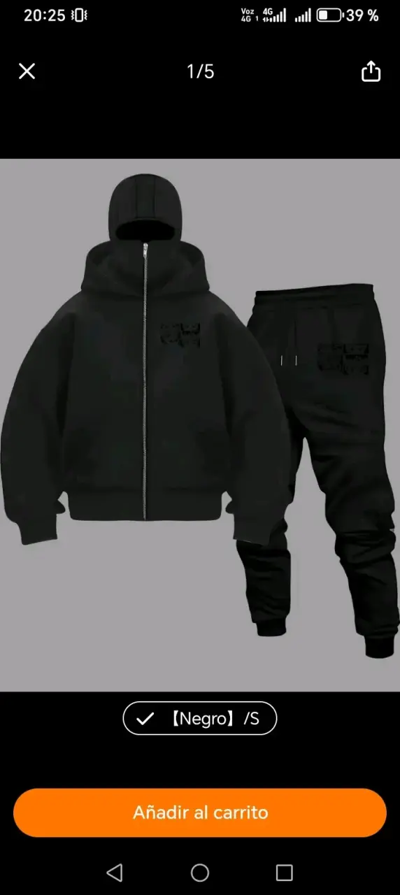 Conjunto deportivo negro con capucha