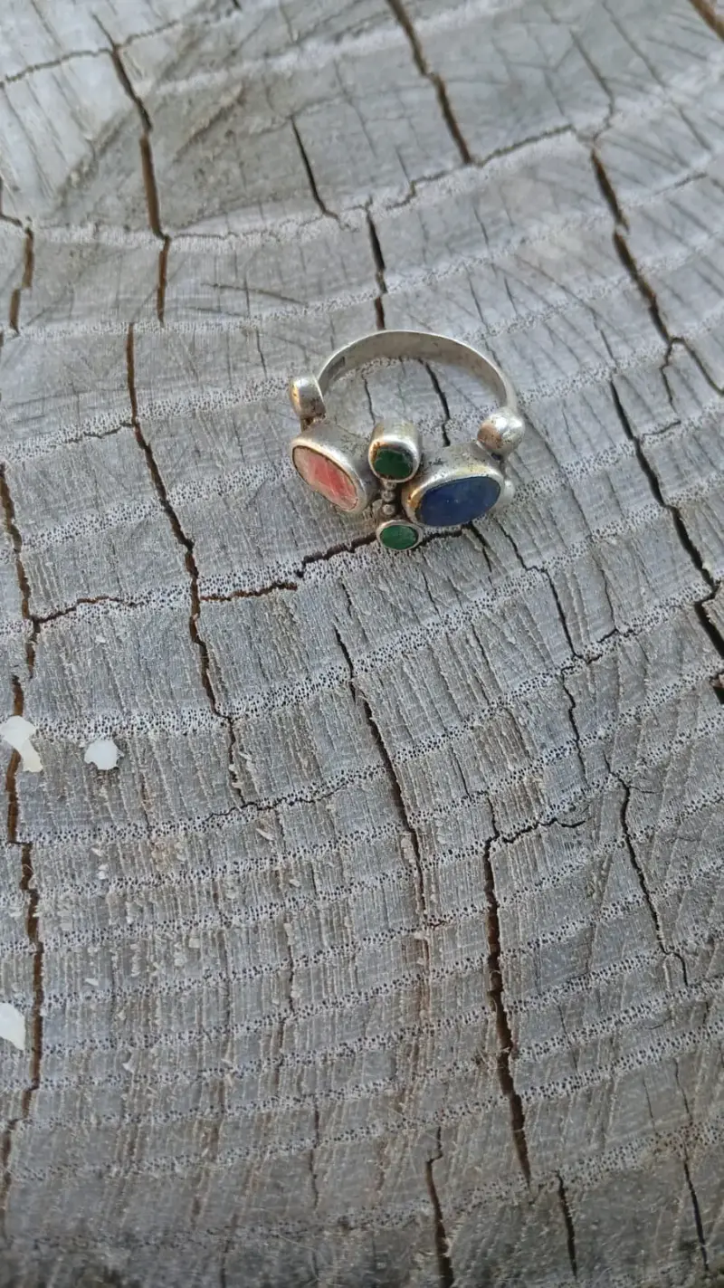 Anillo de plata con piedras