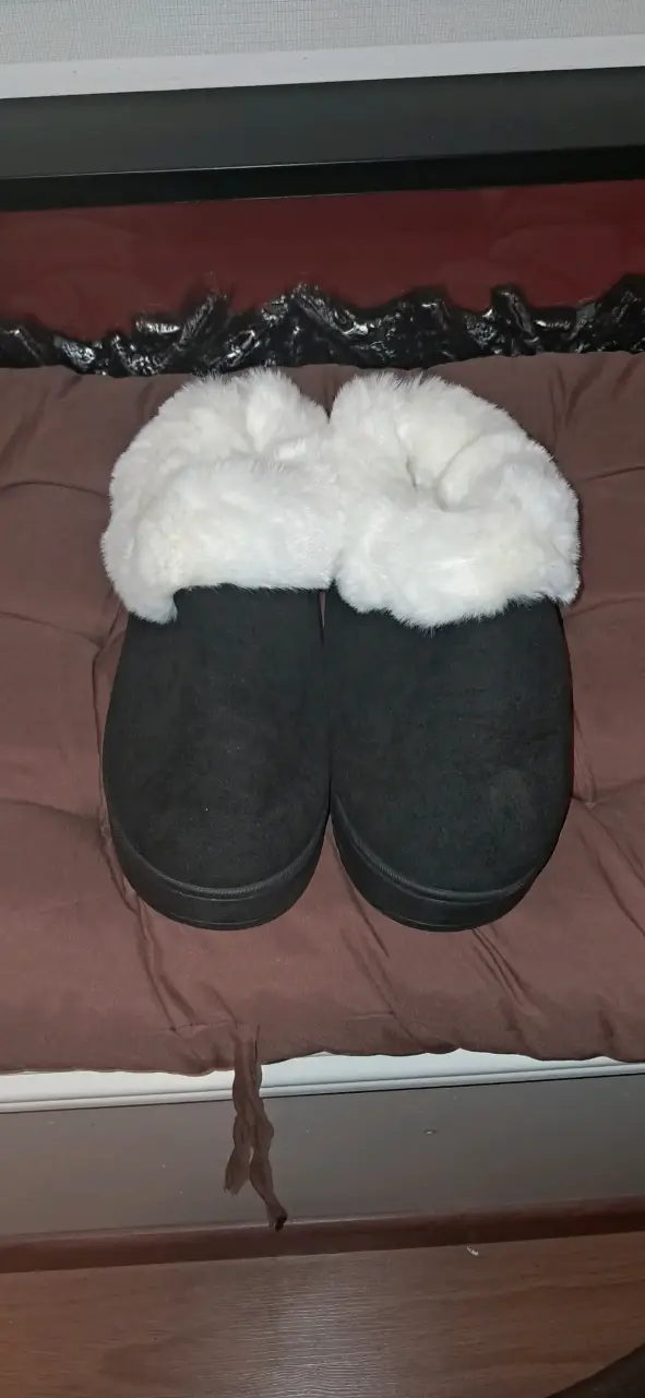 Pantuflas/botines negras con forro blanco