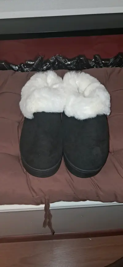 Pantuflas/botines negras con forro blanco - miniatura 1