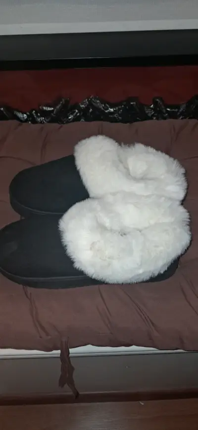 Pantuflas/botines negras con forro blanco - miniatura 2