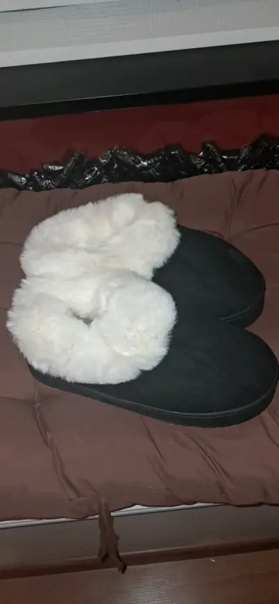 Pantuflas/botines negras con forro blanco - miniatura 4