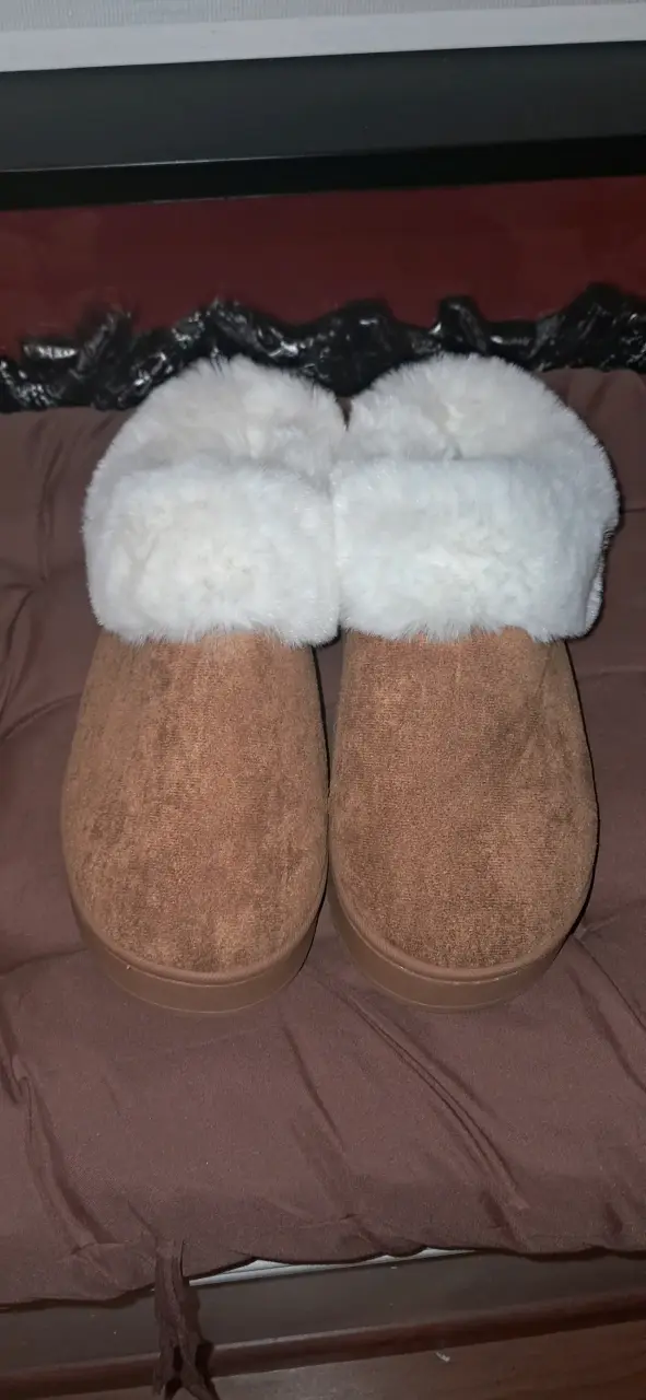 Pantuflas/botines marrones con forro blanco